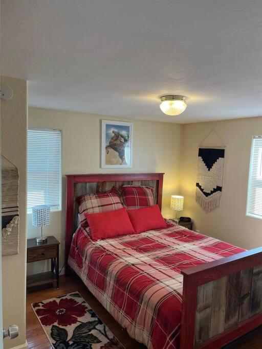 Cheerful Pet-Friendly Bungalow Right In Town Монтроз Екстер'єр фото
